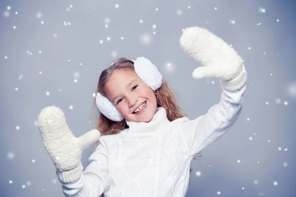 Girl in winter clothes — Stock Photo, Image