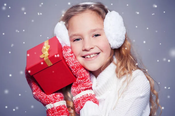 Menina em roupas de inverno com presente — Fotografia de Stock