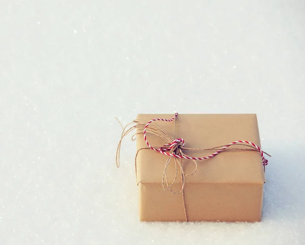 Подарунок на снігу — стокове фото