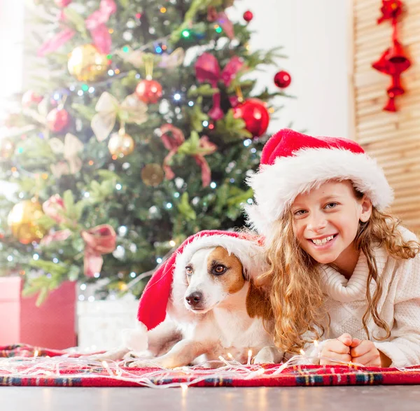 Noel ağacının yanında köpeği olan bir çocuk. — Stok fotoğraf