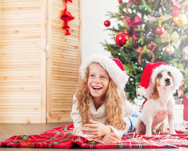 Barn med hund nära julgran — Stockfoto