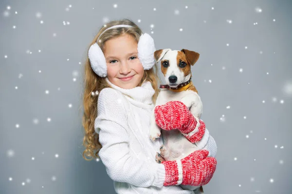 Menina com filhote de cachorro em roupas de inverno — Fotografia de Stock