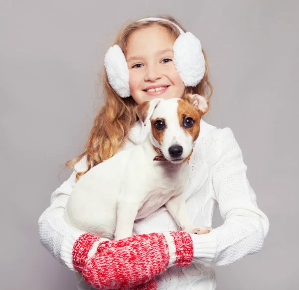 Menina com filhote de cachorro em roupas de inverno — Fotografia de Stock