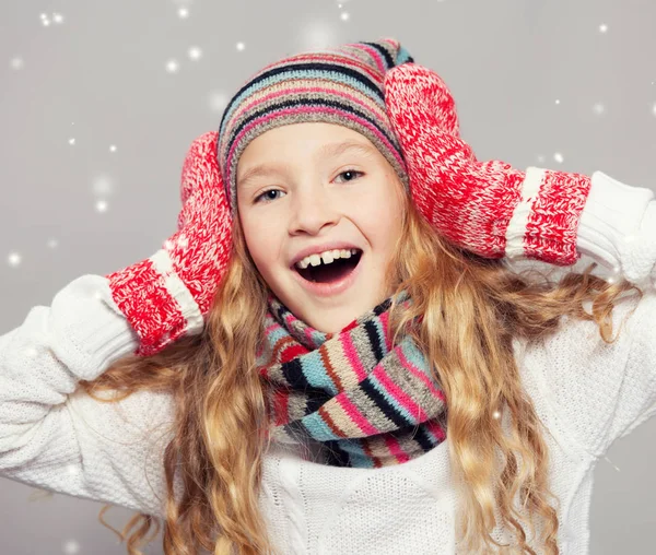 Mädchen in Winterkleidung — Stockfoto