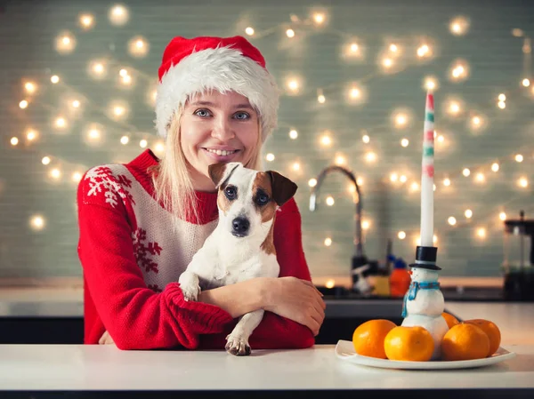Frau mit Hund auf Weihnachtsmütze — Stockfoto