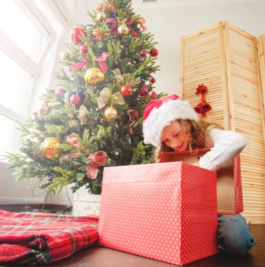 Noel ağacının yanında hediyeli bir çocuk
