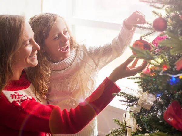 Anne ve kızı Noel ağacını süslüyor. — Stok fotoğraf