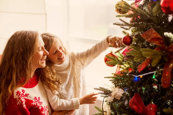 Maman et fille décorent le sapin de Noël — Photo