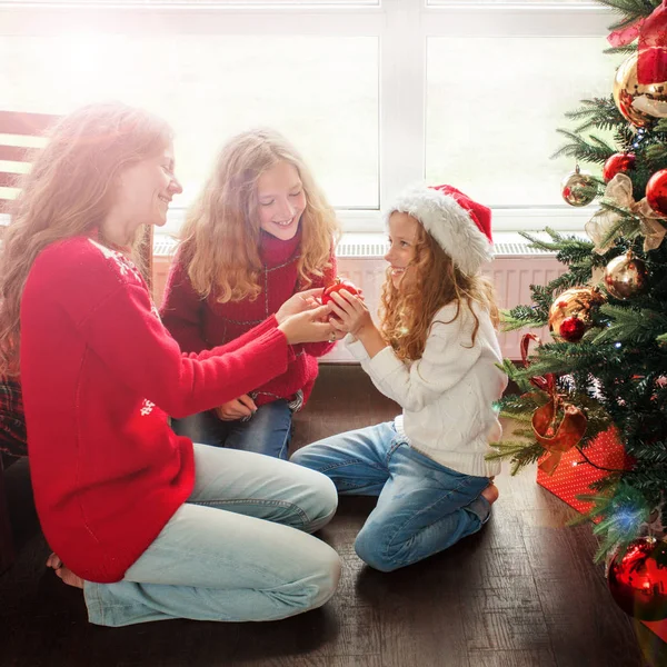 Família decoração árvore de natal — Fotografia de Stock