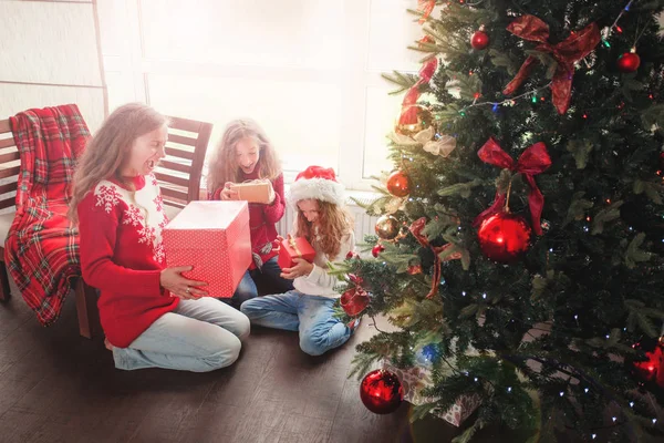 Família com presente de Natal — Fotografia de Stock