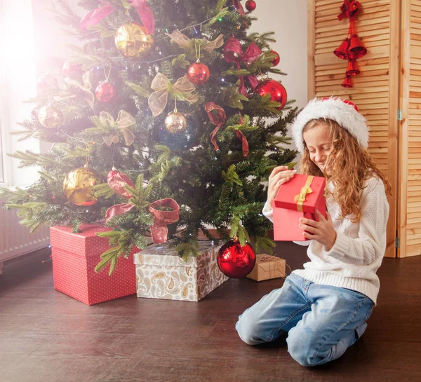 Child with gift near christmas tree — Stock Photo, Image