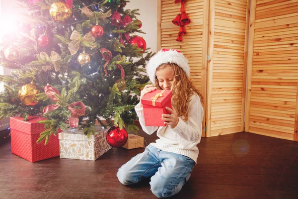 Noel ağacının yanında hediyeli bir çocuk — Stok fotoğraf