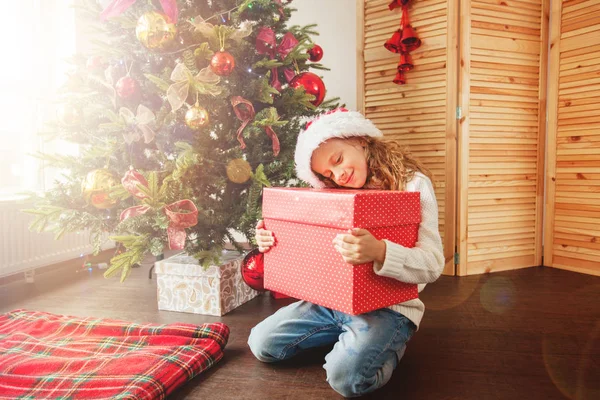 Enfant avec cadeau près de l'arbre de Noël — Photo