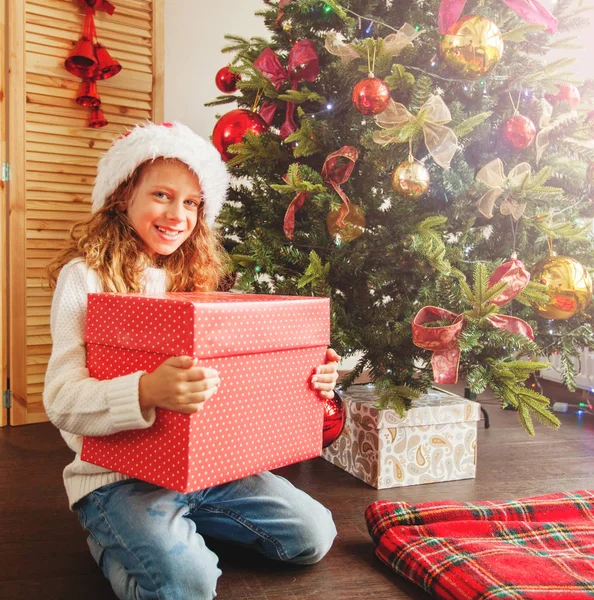 Enfant avec cadeau près de l'arbre de Noël — Photo