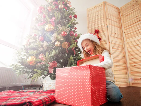 Niño con regalo cerca del árbol de Navidad —  Fotos de Stock