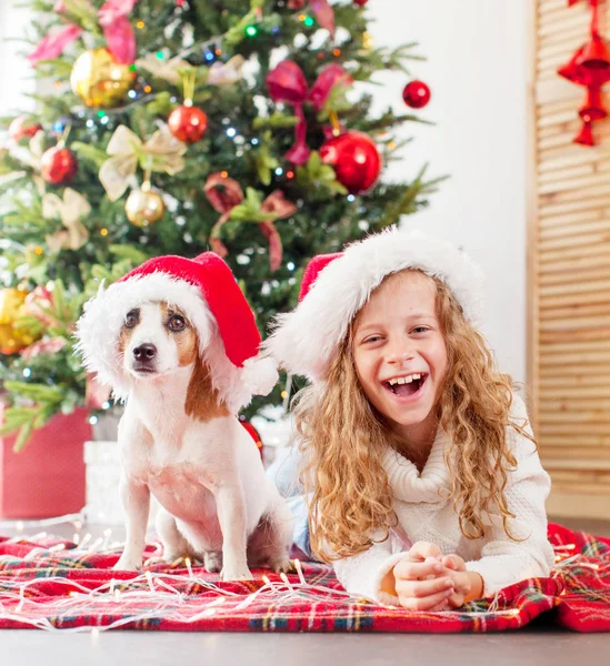 Noel ağacının yanında köpeği olan bir çocuk. — Stok fotoğraf