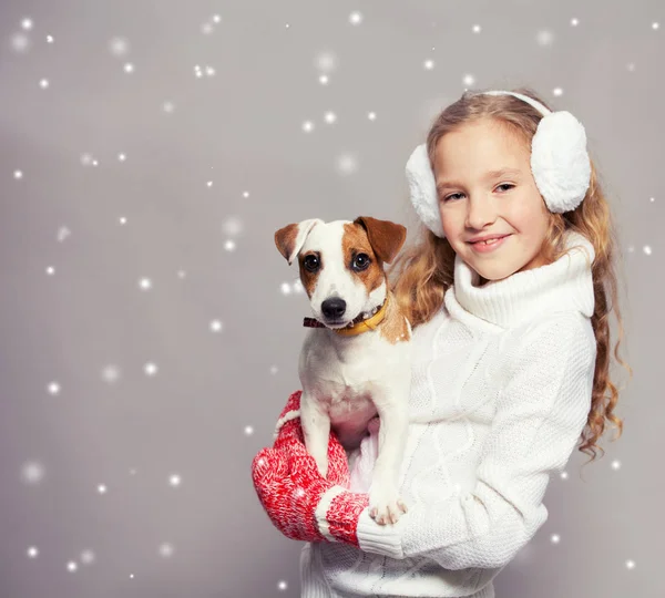 穿冬衣带着小狗的女孩 — 图库照片