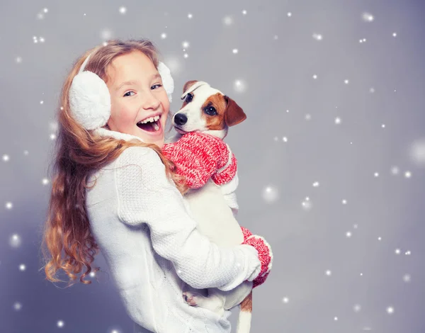 Meisje met puppy in winterkleding — Stockfoto