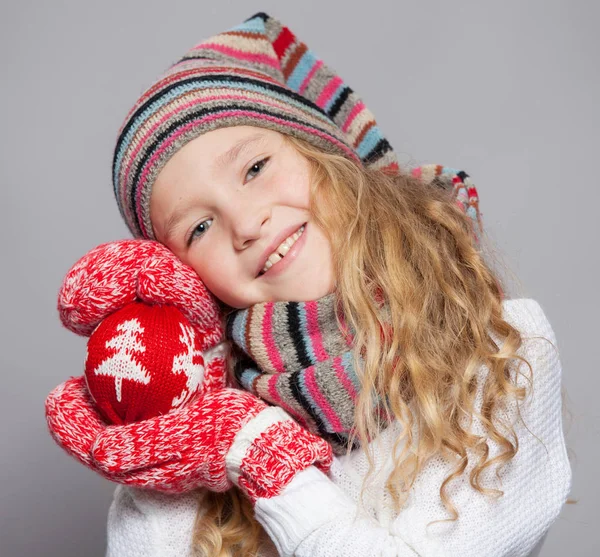 Menina em roupas de inverno — Fotografia de Stock