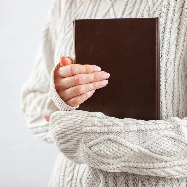 Mujer sosteniendo libro — Foto de Stock