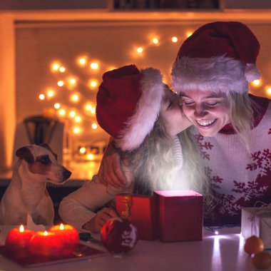 Anne ve kızı, Noel hediyesini açın.