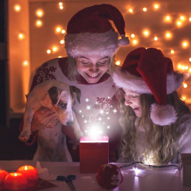 Anne ve kızı, Noel hediyesini açın.