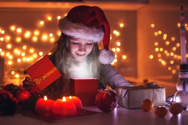 Niño abre un regalo de Año Nuevo — Foto de Stock