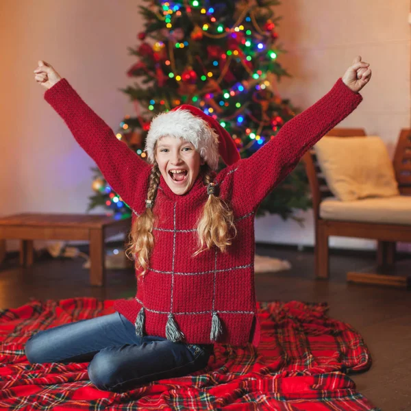 Menina sorridente perto da árvore de natal em casa — Fotografia de Stock