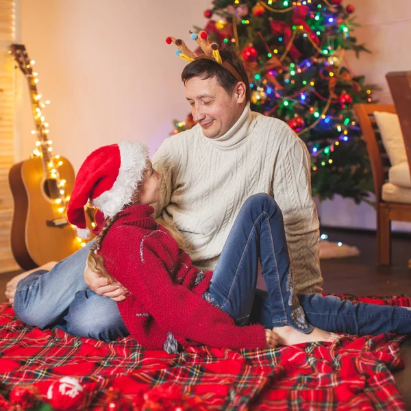 Lächeln Mädchen mit Papa in der Nähe des Weihnachtsbaums zu Hause — Stockfoto