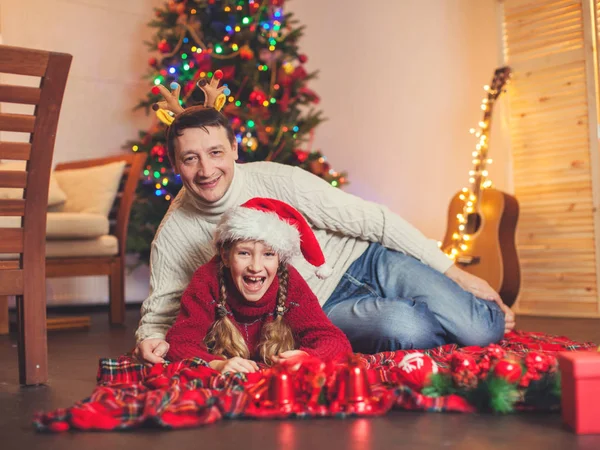 Kind Mit Papa Der Nähe Des Weihnachtsbaums Hause Frohe Weihnachten — Stockfoto