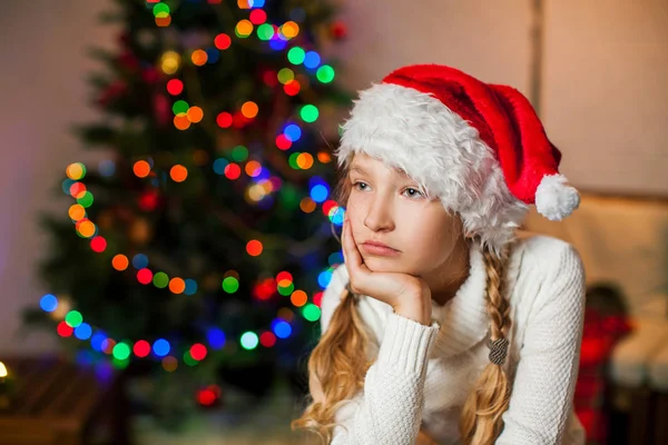 Chica Triste Cerca Del Árbol Navidad Mirando Hacia Otro Lado — Foto de Stock