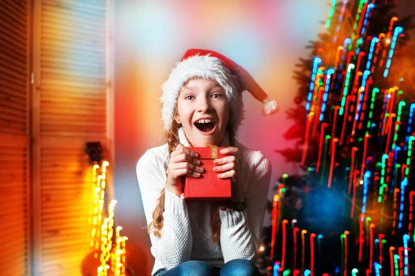 Menina Surpresa Com Presente Perto Árvore Natal Casa Feliz Natal — Fotografia de Stock