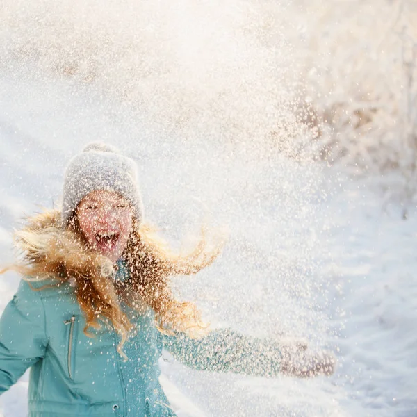 孩子们在冬季公园散步 愉快的女孩在雪 — 图库照片