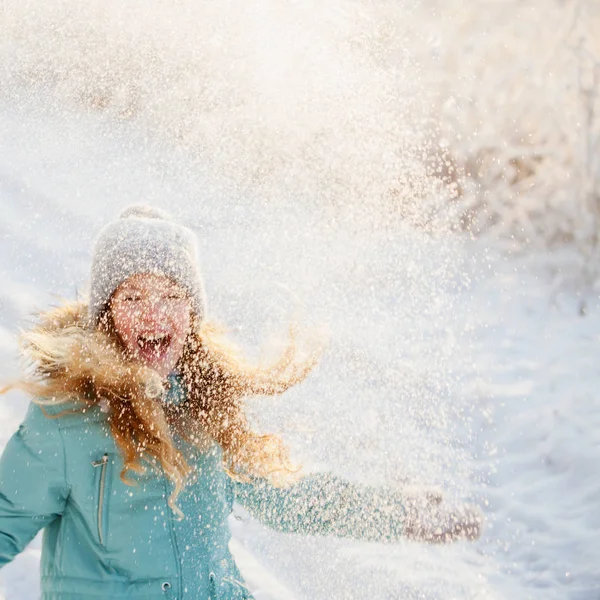 Criança Caminhando Parque Inverno Menina Feliz Neve — Fotografia de Stock