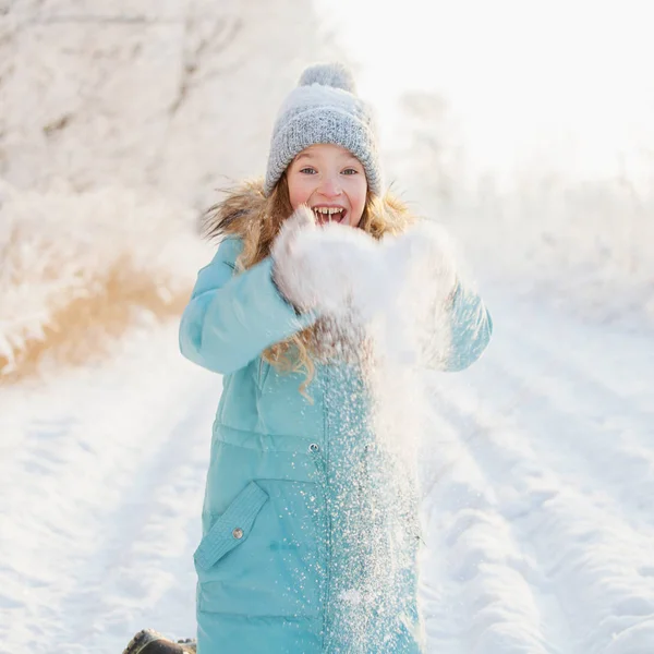 Criança Caminhando Parque Inverno Menina Feliz Neve — Fotografia de Stock