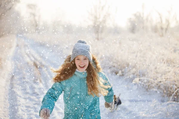 Dětské Vycházkové Zimní Park Šťastná Dívka Sněhu — Stock fotografie