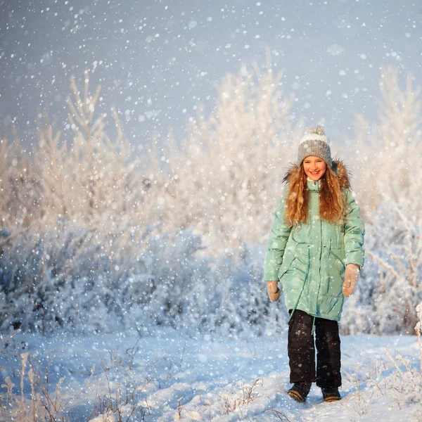 Criança Caminhando Parque Inverno Menina Feliz Neve — Fotografia de Stock