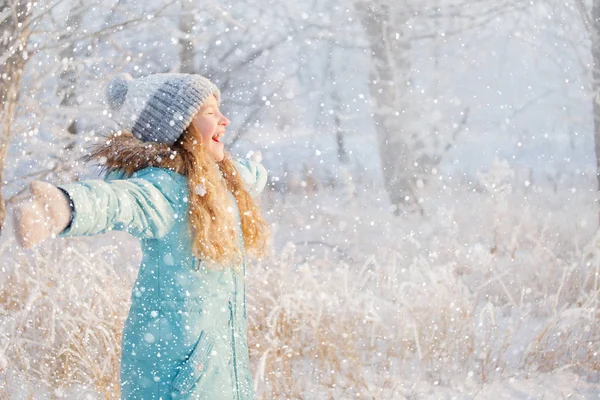 Дитина Гуляє Зимовому Парку Щаслива Дівчина Снігу — стокове фото