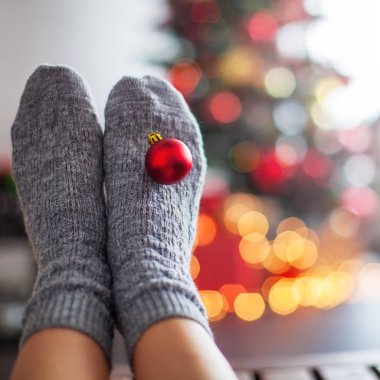 Noel ağacı arka planında örülmüş çoraplar