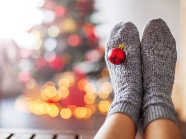 Noel ağacı arka planında örülmüş çoraplar