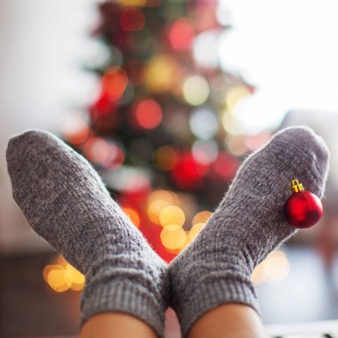 Noel ağacı arka planında örülmüş çoraplar