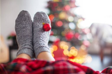Noel ağacı arka planında örülmüş çoraplar