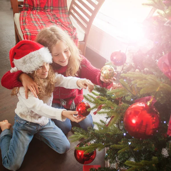 Çocukların Noel ağacı süslemesi — Stok fotoğraf