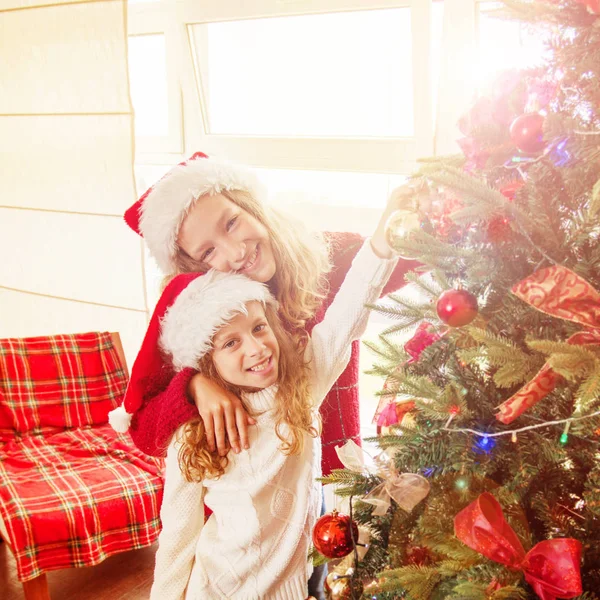 Crianças decoração árvore de natal — Fotografia de Stock