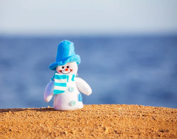 Boneco de neve na areia — Fotografia de Stock