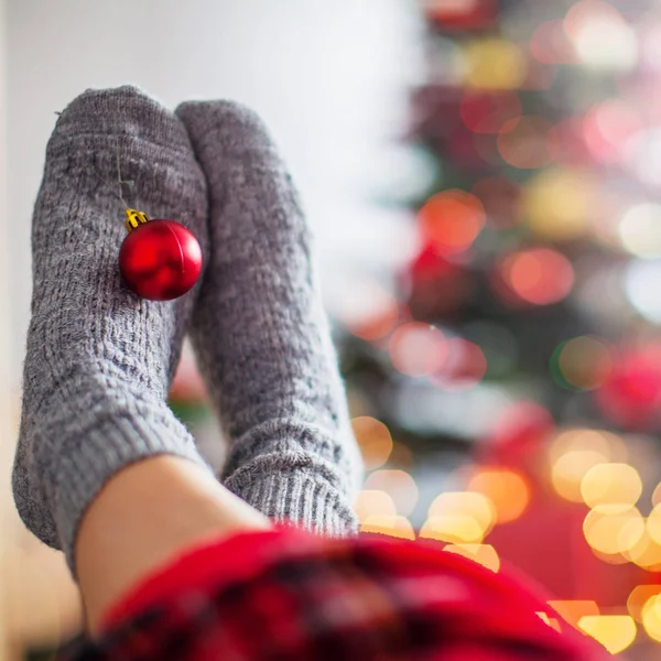 Chaussettes tricotées sur fond d'arbre de Noël — Photo