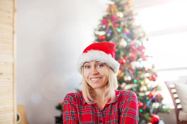 Glückliche Frau auf Weihnachtsbaum Hintergrund — Stockfoto