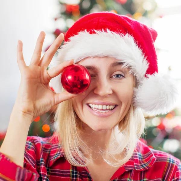 Mulher feliz no fundo da árvore de Natal — Fotografia de Stock