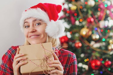 Mutlu kadın Noel ağacının arkasında