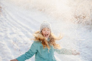 Kış Park'ta yürüyüş çocuk